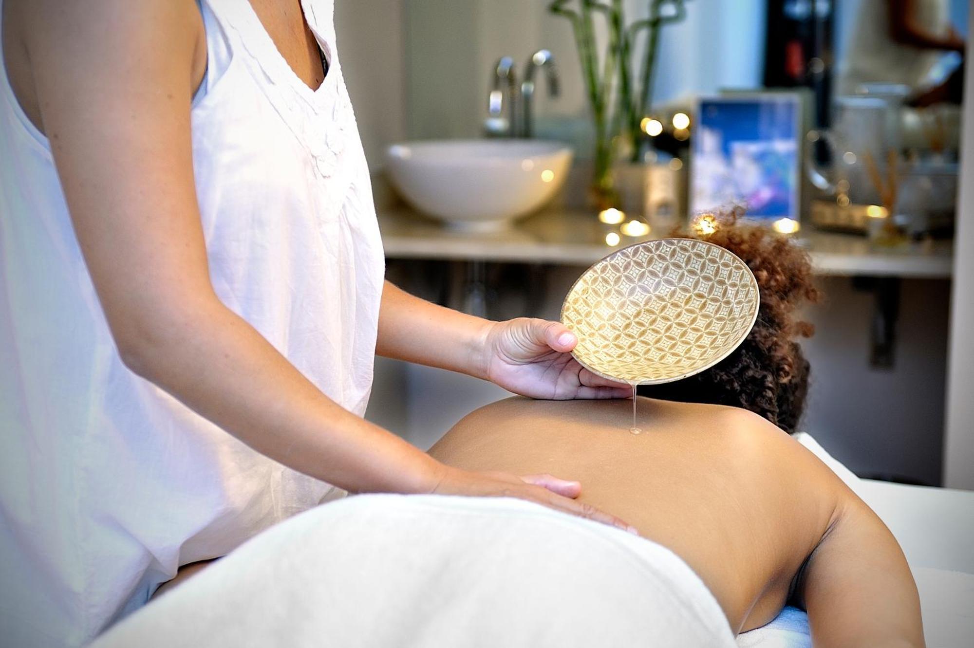 Отель Vincci Seleccion Aleysa Бенальмадена Экстерьер фото A practitioner performing a massage with a flower of life massage stone